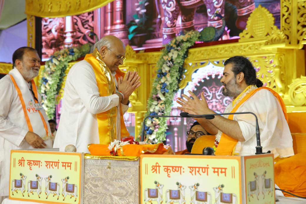 Bhupendrapbjp's tweet photo. વડોદરાના આંગણે આજે વલ્લભ યુથ ઓર્ગેનાઇઝેશન (VYO) દ્વારા આયોજિત ‘ગ્લોબલ હિન્દુ વૈષ્ણવ પ્રેરણા મહોત્સવ’માં ઉપસ્થિત રહી પૂજ્ય ગોસ્વામી શ્રી વ્રજરાજકુમારજી મહોદયશ્રીના આશીર્વાદ પ્રાપ્ત કર્યા.

મોટી સંખ્યામાં ઉમટેલા વૈષ્ણવજનોની અતૂટ આસ્થા અને ભક્તિના આ દિવ્ય માહોલમાં આધ્યાત્મિક ઊર્જાનો અનેરો અનુભવ થયો.

VYO દ્વારા શિક્ષણ, આરોગ્ય અને સામાજિક સેવાના કાર્યોની સાથે નવી પેઢીમાં માનવીય મૂલ્યો અને સનાતન સંસ્કૃતિના સંસ્કારોનું સિંચન કરવામાં આવી રહ્યું છે, તે ખરેખર પ્રશંસનીય છે. 

ભક્તિ અને સેવાના સમન્વય દ્વારા સશક્ત અને સંસ્કારથી પરિપૂર્ણ સમાજના નિર્માણ માટે VYO સંસ્થા હરહંમેશ કાર્યરત રહે તેવી શુભકામના.