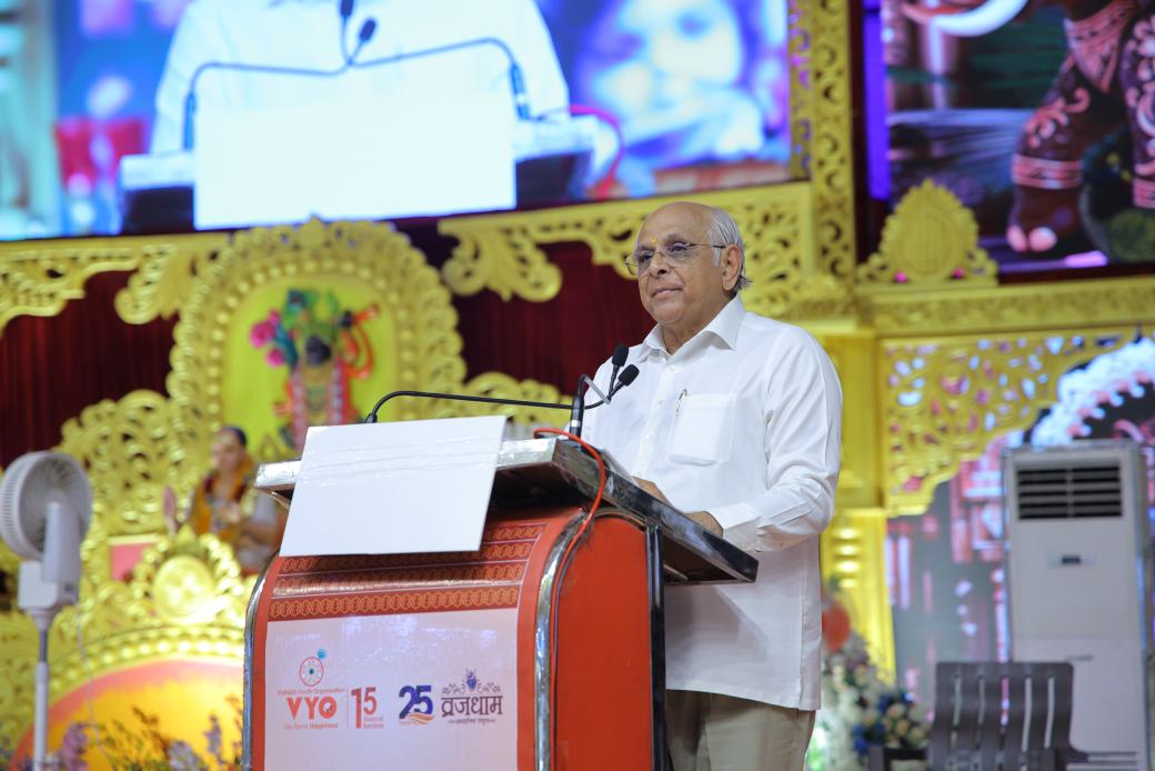 Bhupendrapbjp's tweet photo. વડોદરાના આંગણે આજે વલ્લભ યુથ ઓર્ગેનાઇઝેશન (VYO) દ્વારા આયોજિત ‘ગ્લોબલ હિન્દુ વૈષ્ણવ પ્રેરણા મહોત્સવ’માં ઉપસ્થિત રહી પૂજ્ય ગોસ્વામી શ્રી વ્રજરાજકુમારજી મહોદયશ્રીના આશીર્વાદ પ્રાપ્ત કર્યા.

મોટી સંખ્યામાં ઉમટેલા વૈષ્ણવજનોની અતૂટ આસ્થા અને ભક્તિના આ દિવ્ય માહોલમાં આધ્યાત્મિક ઊર્જાનો અનેરો અનુભવ થયો.

VYO દ્વારા શિક્ષણ, આરોગ્ય અને સામાજિક સેવાના કાર્યોની સાથે નવી પેઢીમાં માનવીય મૂલ્યો અને સનાતન સંસ્કૃતિના સંસ્કારોનું સિંચન કરવામાં આવી રહ્યું છે, તે ખરેખર પ્રશંસનીય છે. 

ભક્તિ અને સેવાના સમન્વય દ્વારા સશક્ત અને સંસ્કારથી પરિપૂર્ણ સમાજના નિર્માણ માટે VYO સંસ્થા હરહંમેશ કાર્યરત રહે તેવી શુભકામના.