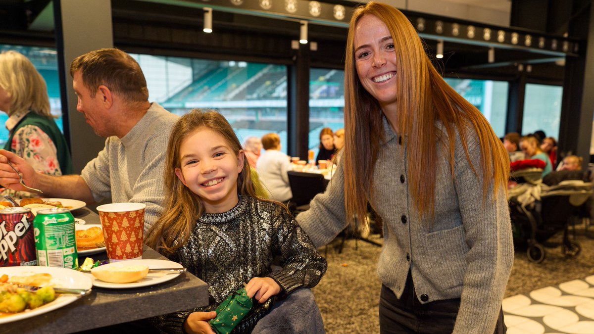 Our Club Captain Rachael Boyle and Vice-Captain Ellis Notley both volunteered <a href="/HibsinCommunity/">Hibernian Community Foundation</a>’s annual Feed the 500 event at Easter Road yesterday! 💚

The duo joined up with many more volunteers to provide over 500 members of the community with meals on Christmas Day 🍽️
