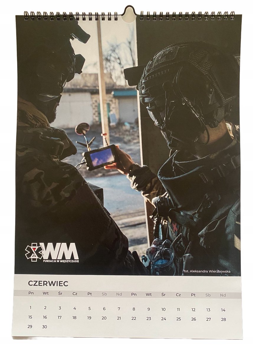 I są! Limitowana wersja naszych kalendarzy na 2026🗓️. Kupując tą kalendarzo - cegiełkę wspierasz naszą wolontaryjną pracę na wschodzie Ukrainy oraz misję szkoleniową w Polsce. Na aukcjach pojawiły się też damskie wersje koszulek z kocurami i naszym stalowym koniem. Na dniach
