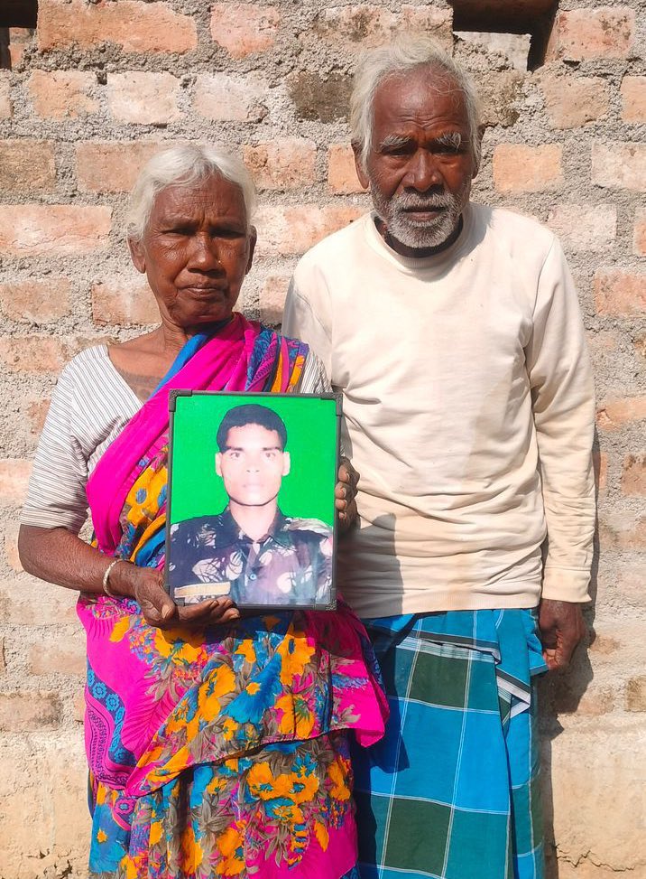 37VManhas's tweet photo. Smt Suko Devi &amp; Sh Mahabir Orang today completed 24 years sans their son

SEPOY SOMNATH ORANG
14 BIHAR #IndianArmy

who was immortalised fighting terrorists at Poonch in Jammu &amp; Kashmir in 2001.

#FreedomisnotFree a few pay #CostofWar. https://t.co/Jvmzk2OvUp