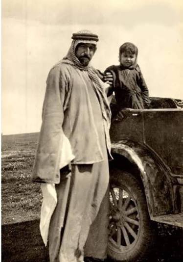 من اطيب #الشمري ولا #العنزي؟

الشيخ عجيل الياور #الجربا شيخ قبيله #شمر

يسأل..الشيخ محروت #الهذال شيخ قبيله #عنزه..

من اطيب شمر ولا عنزه؟

فأجاب :ا
لعنزي اذا خواله شمر
والشمري اذا خواله عنزه

فا ابتسم الجربا وقال : ذهانتك من خوالك شمر

بديهية الرد كانت سريعه

(رحمة الله عليهم)