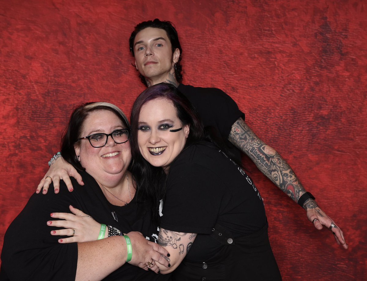 shellielucas's tweet image. Wishing you the happiest birthmas @andyblack! Thank you for your art, your kindness and your ability to make us believe we can make it through the best and worst of times. Most of all, thank you for the memories you’ve given us. Love from Ali @xRebelLoveSong_ &amp;amp; Shellie. 🖤