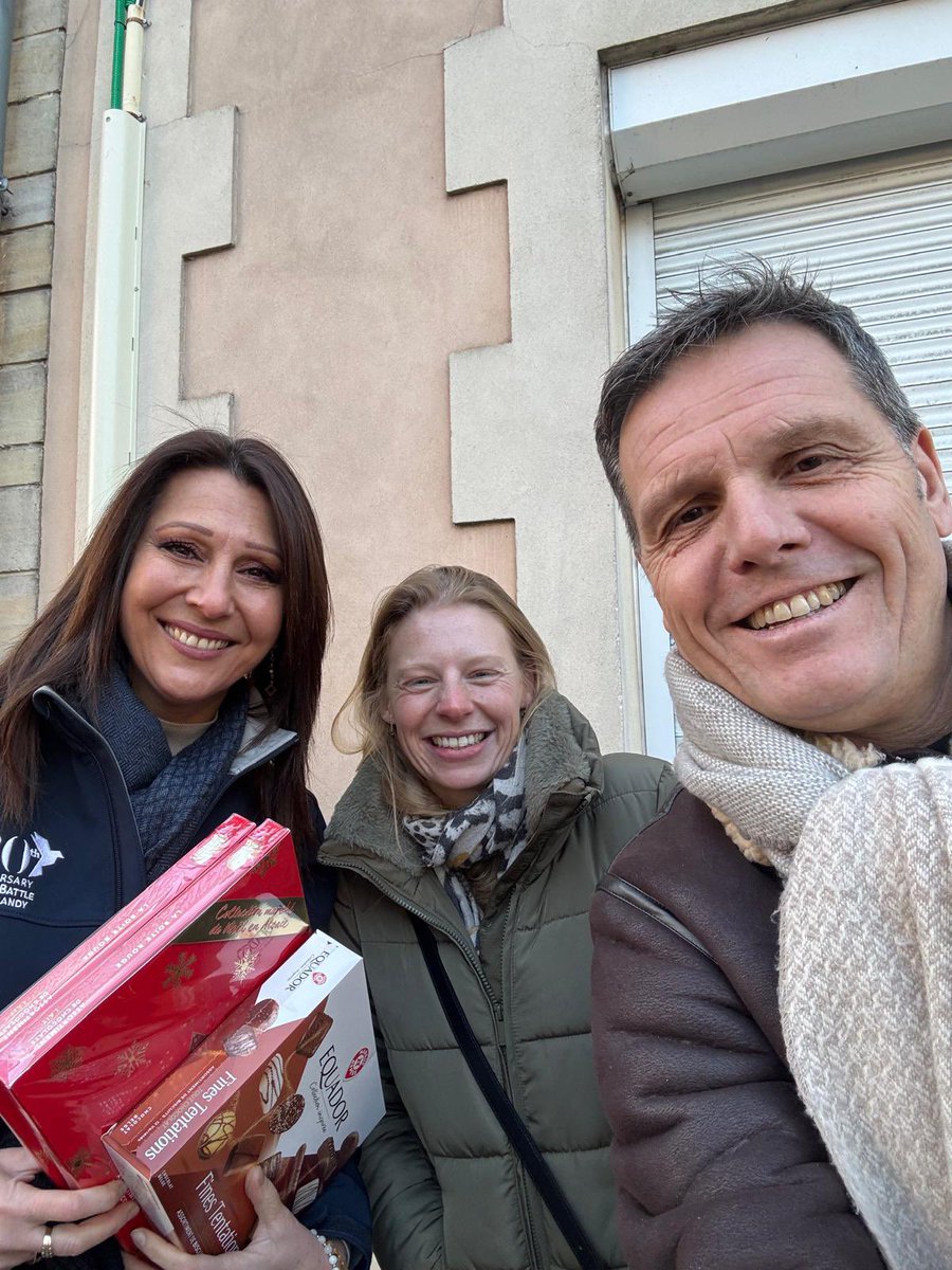 nathporte's tweet photo. Chaque fin d’année, avec le maire de Lisieux, nous allons à la rencontre de nos forces de sécurité. Des échanges vrais, humains. Un simple geste, chocolats, biscuits pour dire l’essentiel : MERCI Respect et gratitude pour votre engagement au quotidien. https://t.co/2gAghBAZbz