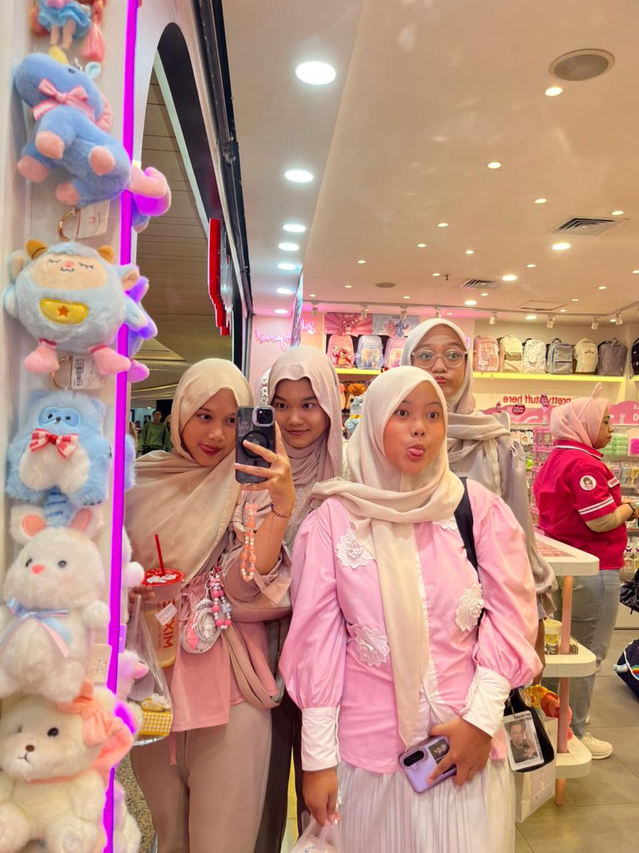 rossietyongiee's tweet image. thanks for todayy ann, bee, keca 🤍

blok m today: 
10k++++++ steps
4 love cheese
4 mama park
4 bakmi khas jaksel
3 mineral water
2 photobox
2++ taman literasi
♾️ memories made

@hikunicahi @rurubiyaa @ksyaa_sahii7