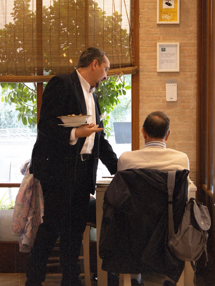 Un buen plato sabe mejor cuando va acompañado de un servicio atento y cercano.
En Bodegas Mezquita cuidamos cada detalle… empezando por ti 🤍
#BodegasMezquita #SaboresQueUnen #VinoYTradición #GastronomíaCordobesa #MomentosBodegasMezquita #ExperienciasConSabor