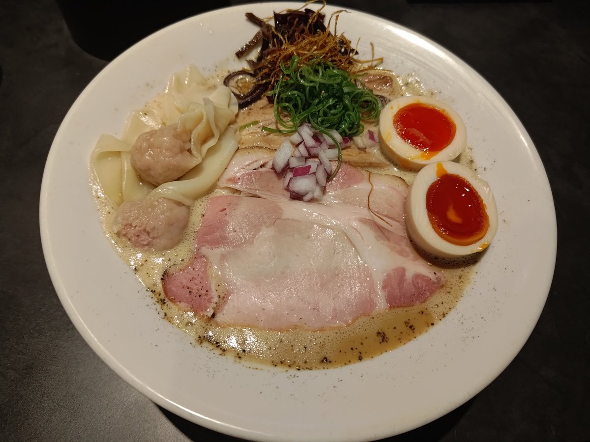 lin_player's tweet image. Ramen Jazzy Beats --特上濃厚鶏ニボらぁ麺
鶏スープの味がとても濃厚で美味しくて、お肉もすごく良かったです( 'ω')b
意外だったのは、トッピングまでしっかり味が付いていて美味しかったところ。
機会があれば、祐天寺店のラーメンもぜひ食べてみたいです。
#ラーメン日記 
#ramenjazzybeats