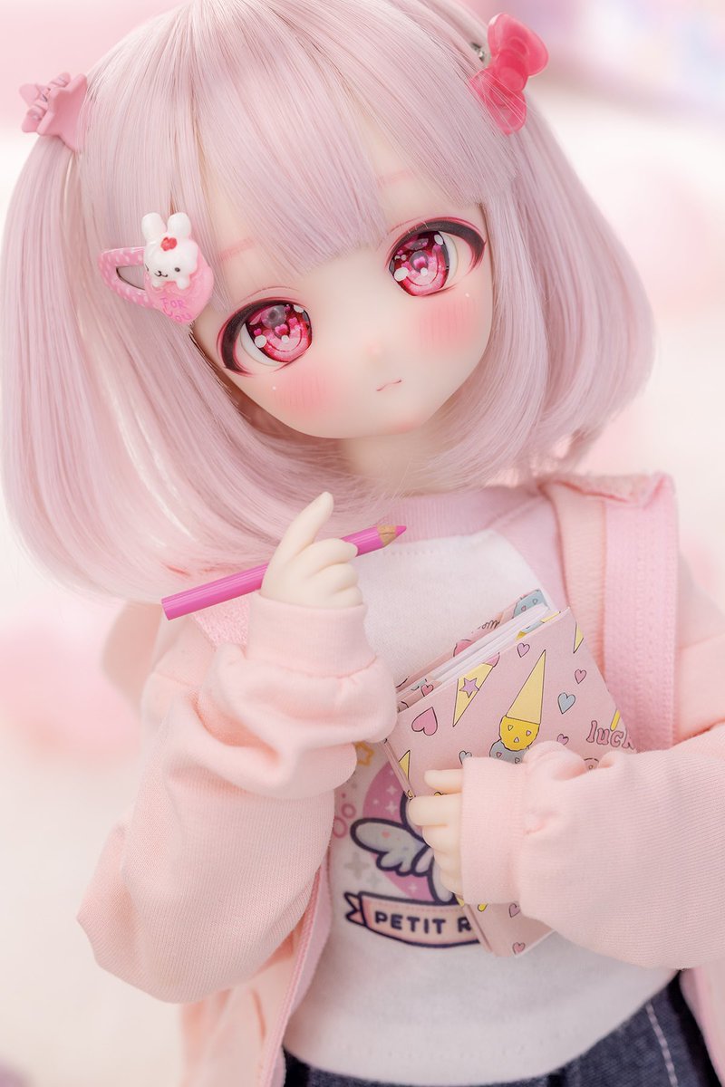 ぽわ〜っとしたお顔の27番ちゃんを出品しております🎀
日曜日の夜までお迎え待ちになります🌟
【プチリボン】DDH-27 セミホワイト肌 カスタムヘッド＋おまけ自作デカールアイ2組 auctions.yahoo.co.jp/jp/auction/q12…