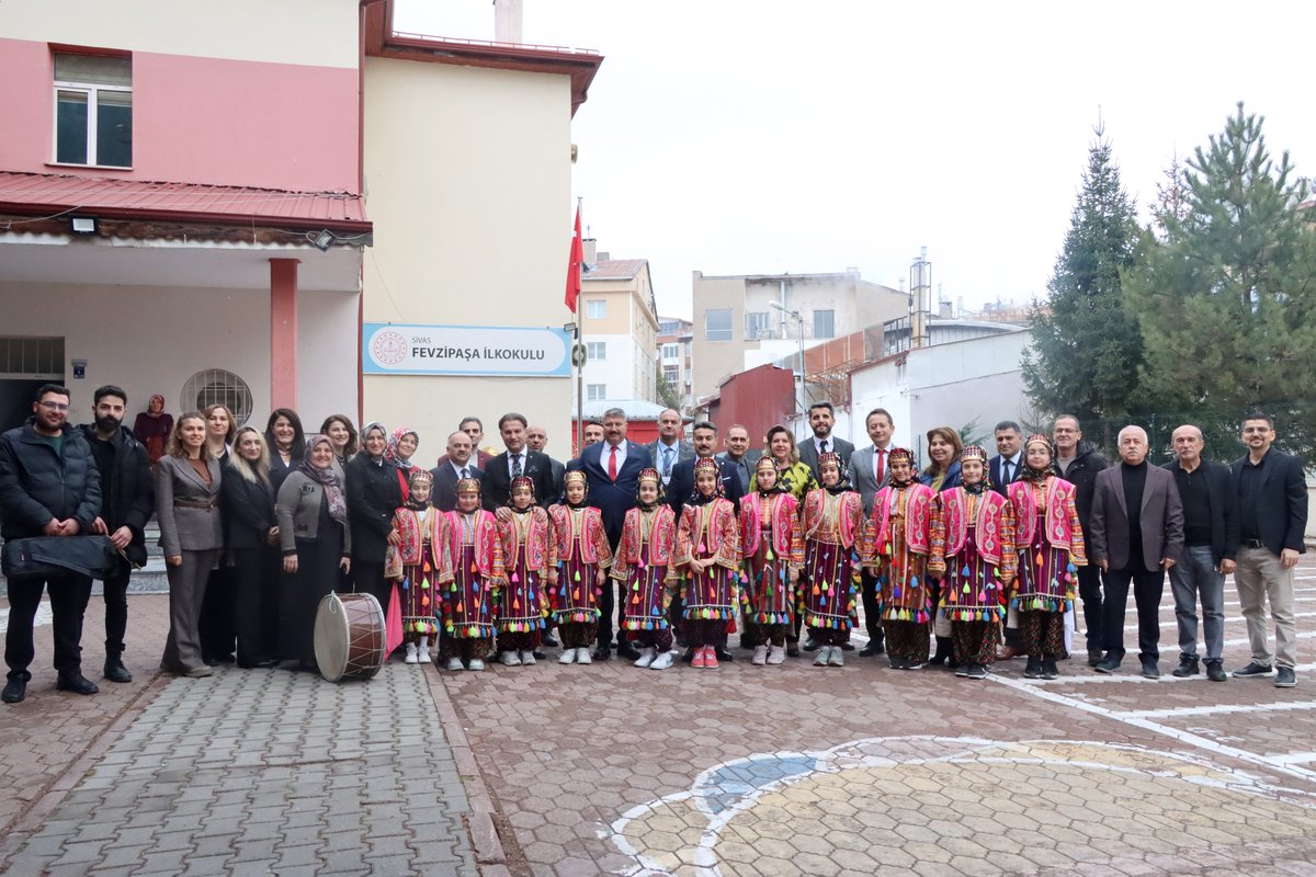 sivasmem's tweet photo. Millî Eğitim Müdürümüz Fatih Erdoğan, 2025 Yılı eTwinning Okulu unvanını alan Fevzi Paşa İlkokulunu ziyaret etti.

@tcmeb 
@Yusuf__Tekin 
@valisimsek 
@erdogan_fatih66 https://t.co/3LCdda69mN