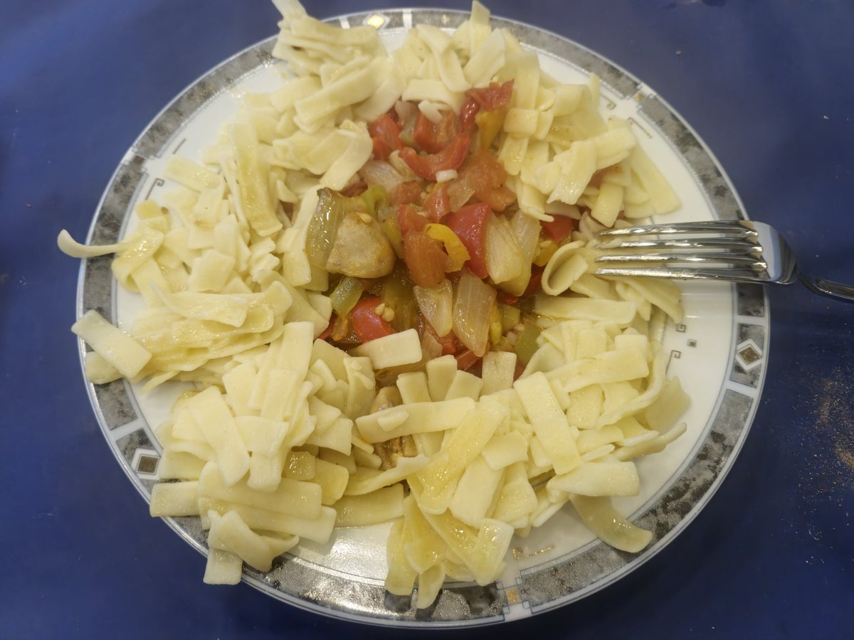 Emekli işi hesaplı yemek Sebzeli-Mantarlı Noodle. Güzel oldu deneyin dostlar. Kolay yemek. İçinde: kavurduğunuz soğan, sarı-yeşil-kapya biber, domates, kara biber, kırmızı biber, kekik. Diğer tencerede haşladığınız Noodle. Afiyet olsun.