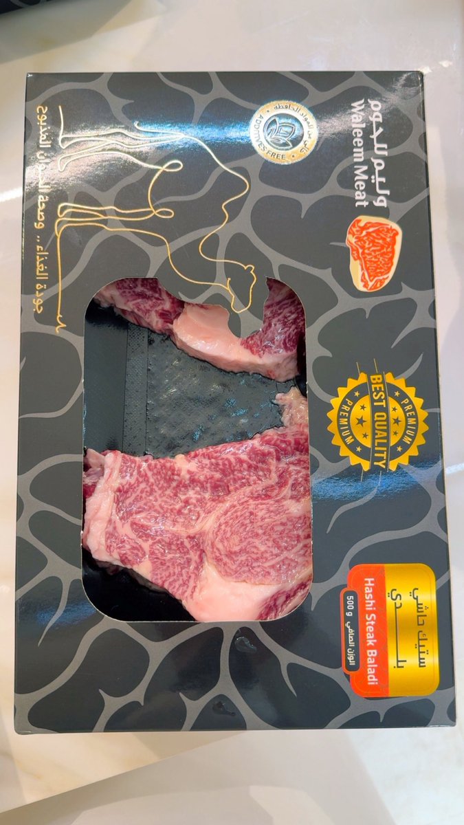 abdalaziz4009's tweet photo. في سابقة تاريخية بالعالم!!🇸🇦
الإبل السعودية×الواغيو الياباني🇯🇵

الإعلان عن اكتشاف أول سلالة من لحوم الإبل في العالم بمنطقة القصيم لها خصائص خاصّة في بناء الدهن مع اللحم شبيهة بسلالات (الواغيو الياباني🐄)!!

تمتاز الإبل بتمركز الدهون في منطقة السنام والمتبقي يكون لحم صافي ، لكن مزارع وشركة (وليم للحوم) @WaleemMeat استطاعت ان تكتشف سلالة خاصّة من الإبل وتُقيم دراسات علميّة واختبارات لتكون ذات ترخيم عالي(تمازج الدهن مع اللحم) بنفس الطريقة التي قامت عليها مزارع الواغيو باليابان🐪

والذي ساعد هذا الإكتشاف هو مختبرات السلالات ونقل الأجنّة التي تمتلكها المجموعة كأكبر مزرعة ومشروع بيطري للإبل بالعالم(مستشفى السلام) @SalamVeterinary 

هذا النوع من اللحوم مناسب جداً للشواء بطريقة (الستيك🥩) مما يعطي دافع قوي لتصدير هذا النوع من اللحوم ونقل الموروث إلى مطابخ عالمية مما يعود بنتائج اقتصادية للزراعة والإنتاج الحيواني في السعودية

سعدنا في العرين بالمشاركة في حفل انطلاقة المصنع بالطهي وتقديم تجربة اللحوم للحضور🔥👌🏻