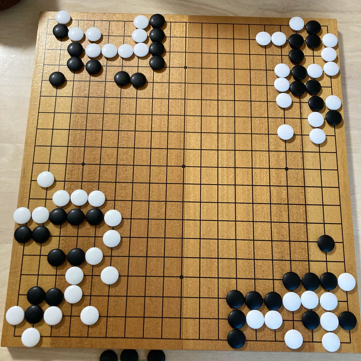 SharpKAIBUN's tweet image. 長女と九路盤で対局してから詰碁🌵
今日から8級レベルに挑戦
左上と右下はひと目で解いてました⚫️⚪️
右上はヒントを与えてすぐ正解
左下がちょっと難しかったようです