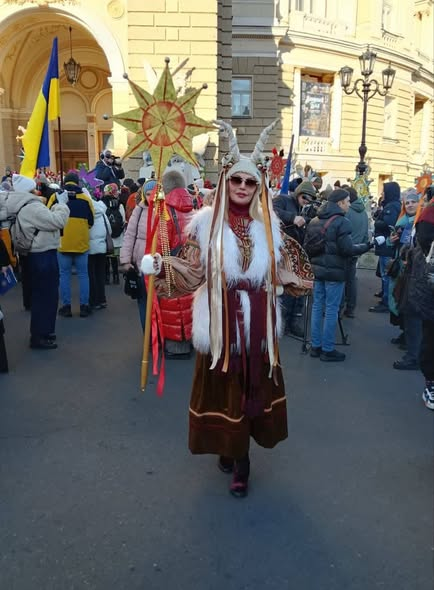 gozefinagold's tweet photo. Liza Bogutskaya
Подивилася купу різних відео з різних міст і містечок України зі святкування Різдва Христова.
Хода. Величезна. З вертепом, різдвяними співами в кожному місті.
Неймовірно красиво!
І знаєте, що маю сказати?
Четвертий рік повномасштабної війни. Від ворожих бомб і ракет гинуть українці, руйнуються міста, путін кожен день гатить по людях. Цілеспрямовано. Ві�� жовчі і ненависті. 
Старе опудало декілька днів назад дало себе зняти за самоваром і печивом. В пустій кімнаті, за великим пустим столом кусав печиво и сьорбав чай. Старий трупозний одинак. Без родини. Без доньок, які працюють над його безсмертям, Без синів і онуків. В (поки що) рік сім'ї, і одразу за яким піде "рік війни", які оголошує саме він. 
Одне пусте ніщо, яке методично вбиває українців...
І українці, які святкують величезне свято. Красиво! Душевно! Велично! Неймовірно! Під обстрілами, повітряними тривогами, під шахедами і ракетами... Виходять величезною ходою. 
Однією ВЕЛИКОЮ родиною.
Яке шалене єднання!!!
Яка несамовита краса!
Різнобарв'я, багатоголосся... і єдиний український дух СВОБОДИ!
Старий кусок лайна Путін на самоті...
І Україна великою щасливою родиною... Співає ЩЕДРИКА!
Так от.
Славимо і наше військо! Адже лише завдяки їм ми можемо так цілісно і гармонійно всією країною славити народження Христа.
Одеса, яку Путін вважає своєю і яку вбиває кожен день вчора була неймовірною. 
І моя подруга, волонтерка Zoya Velikaya - красунечка і зірочка, прикрасила вертеп і ходу своїм чудовим вбранням, а ще вчора і навіть завтра їздила і поїде до наших хлопців-воїнів відвозити різдвяні подарунки.
Дякую тобі, моя прекрасна Україна за любов до життя!!!