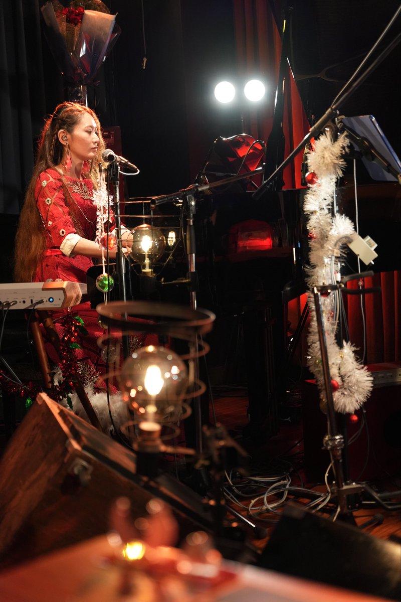 aran_kikushi's tweet photo. お宿チェックインで落ち着いたので。
KURUMIKI × dizz and Friends Christmas Night 振り返り その①

前回もお世話になった会場APIA40、聴き疲れしにくい音作りがやっぱり良い！
聖夜ライブということで🎄ポップスメドレーより開演！
お洒落なメロディーでLet's Swing 🎶

#KURUMIKI
#dizz https://t.co/TpRQ9PkpeP