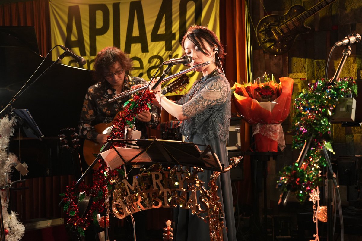 aran_kikushi's tweet photo. お宿チェックインで落ち着いたので。
KURUMIKI × dizz and Friends Christmas Night 振り返り その①

前回もお世話になった会場APIA40、聴き疲れしにくい音作りがやっぱり良い！
聖夜ライブということで🎄ポップスメドレーより開演！
お洒落なメロディーでLet's Swing 🎶

#KURUMIKI
#dizz https://t.co/TpRQ9PkpeP