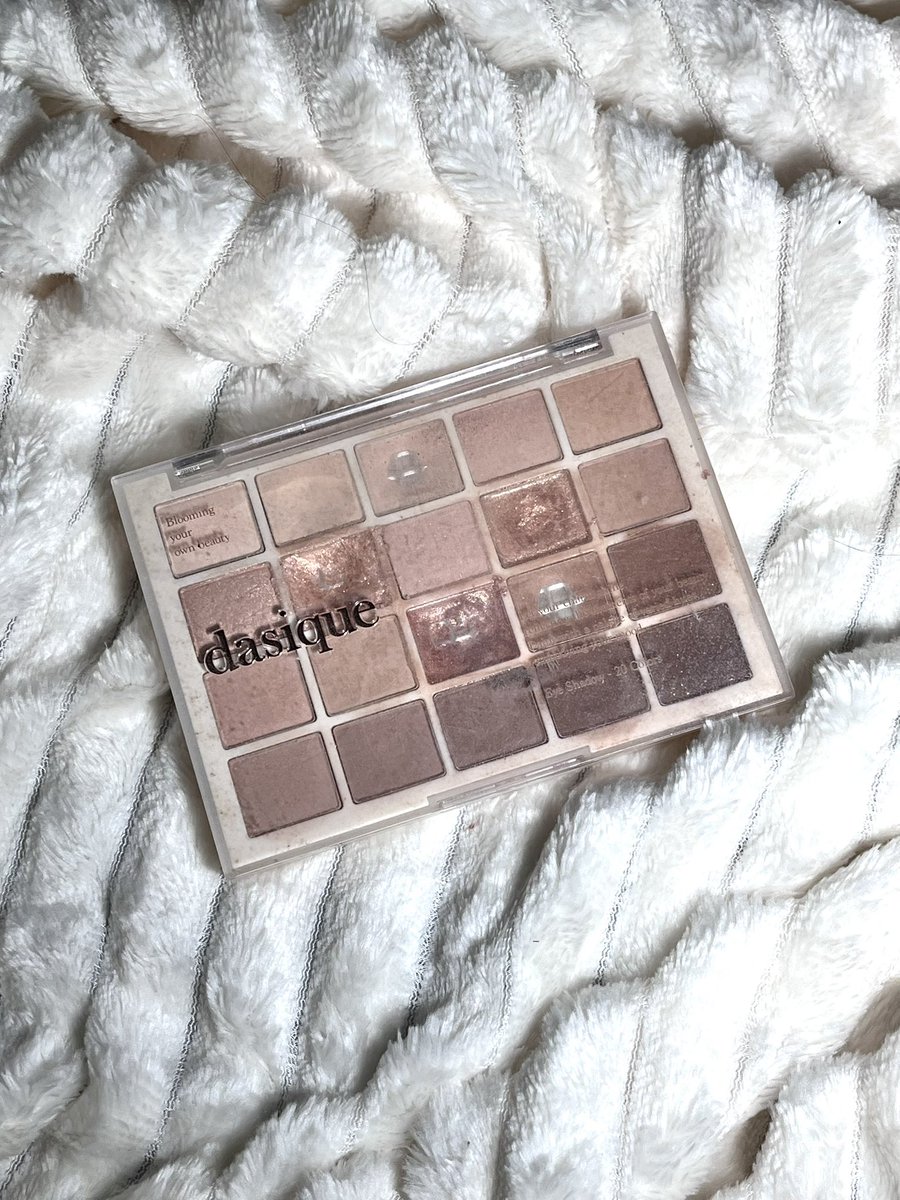 hbker07's tweet image. Dasique คับ ใช้คุ้มมาก ดูสภาพ55555555555 เป็นแบรนด์เกาที่เราควรมีไว้จริงๆ พาเลทตา/พาเลทบลัช ทำดีมากกกกกกก ใช้ละมันนัว สีสวย ใช้ได้จริงแบบจริงๆ เรามีหลายสีเลย แต่ในปีที่ผ่านมาใช้อันนี้เยอะสุด เพราะมันแต่งได้ทั้ง neutral / warm tone 🥰🫶🏻 เป็นน้ำตาลที่สวยมากกกก