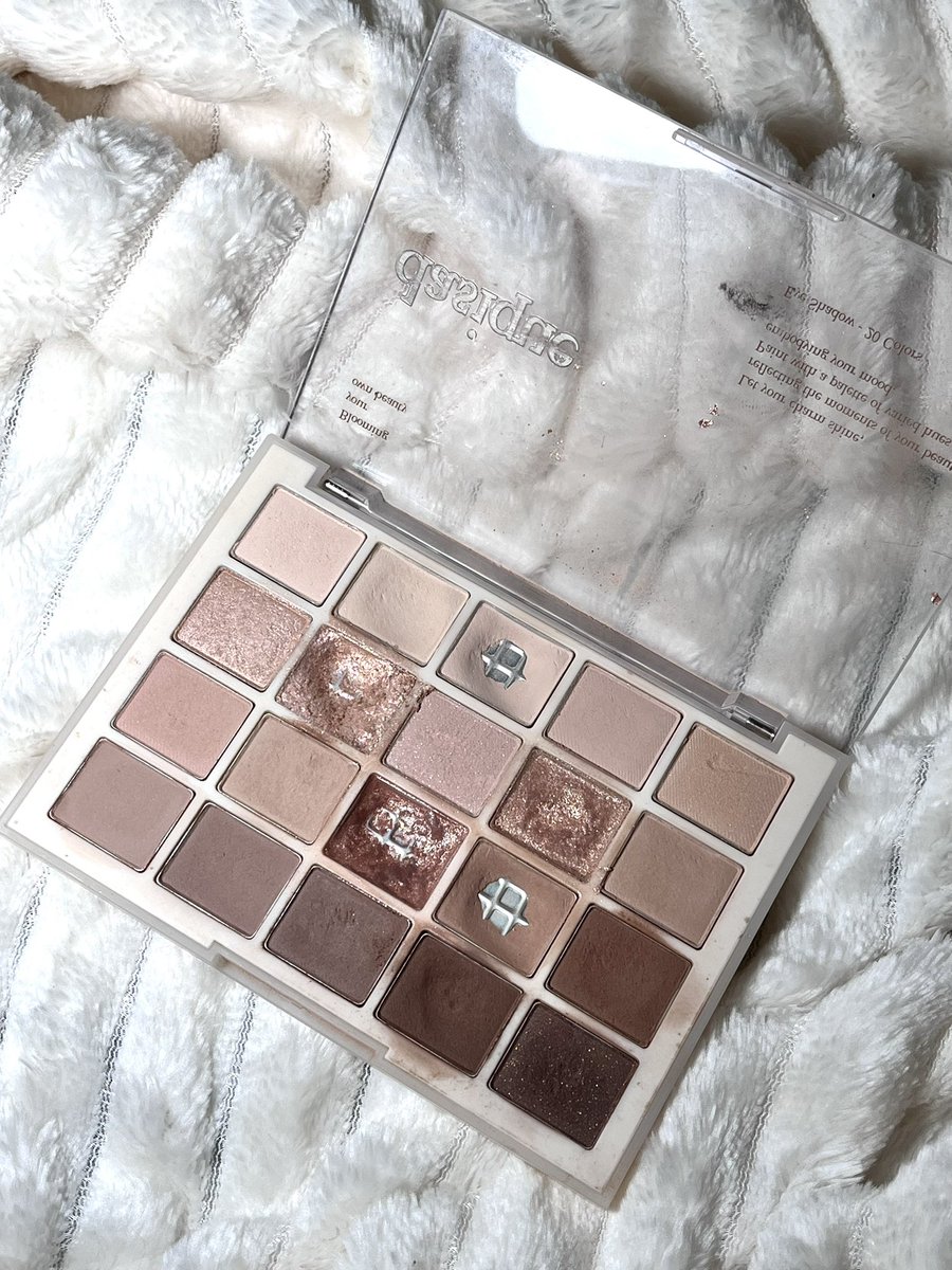 hbker07's tweet image. Dasique คับ ใช้คุ้มมาก ดูสภาพ55555555555 เป็นแบรนด์เกาที่เราควรมีไว้จริงๆ พาเลทตา/พาเลทบลัช ทำดีมากกกกกกก ใช้ละมันนัว สีสวย ใช้ได้จริงแบบจริงๆ เรามีหลายสีเลย แต่ในปีที่ผ่านมาใช้อันนี้เยอะสุด เพราะมันแต่งได้ทั้ง neutral / warm tone 🥰🫶🏻 เป็นน้ำตาลที่สวยมากกกก