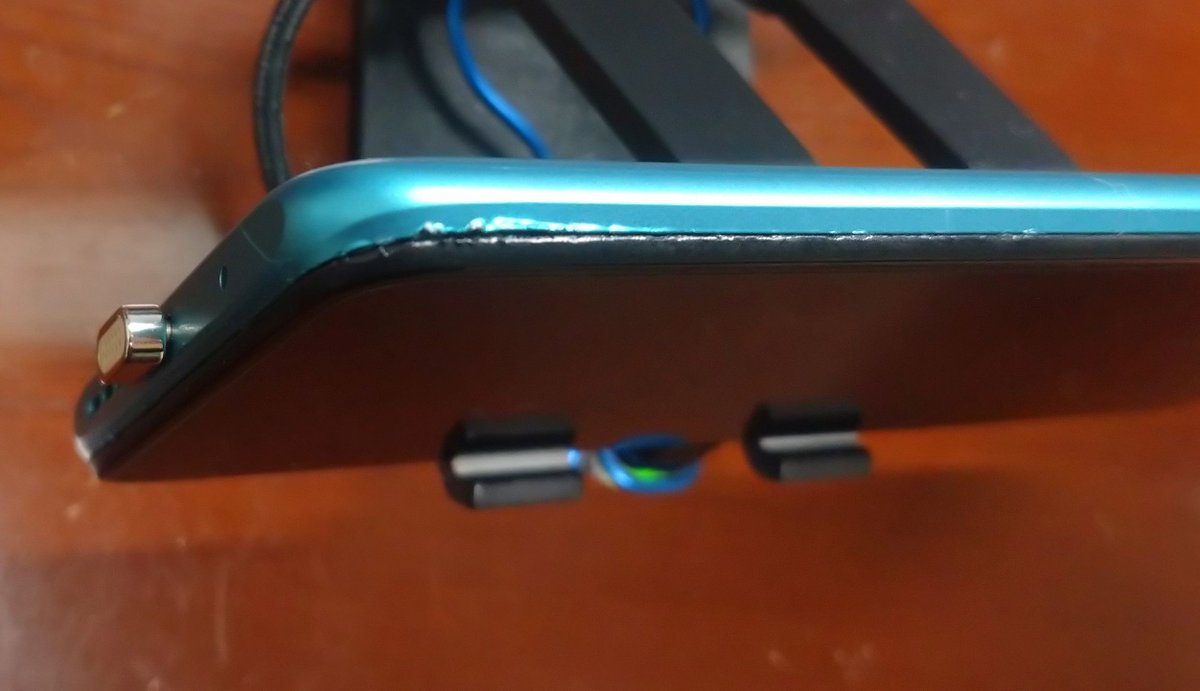 x7jvAXlqNS26111's tweet image. 令和の時代にスマホリワークするとは思わなんだ。
途中の写真一切なく、完了した爪痕 #Redmi #9T