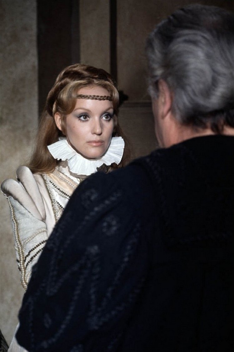 C'était en 1971, la grande série télévisée proposée par l'ORTF pour les fêtes de fin d'année : lemagazinedesseries.com/dossiers-serie…
#nicolassilberg #ORTF #ladamedemonsoreau #karinpetersen