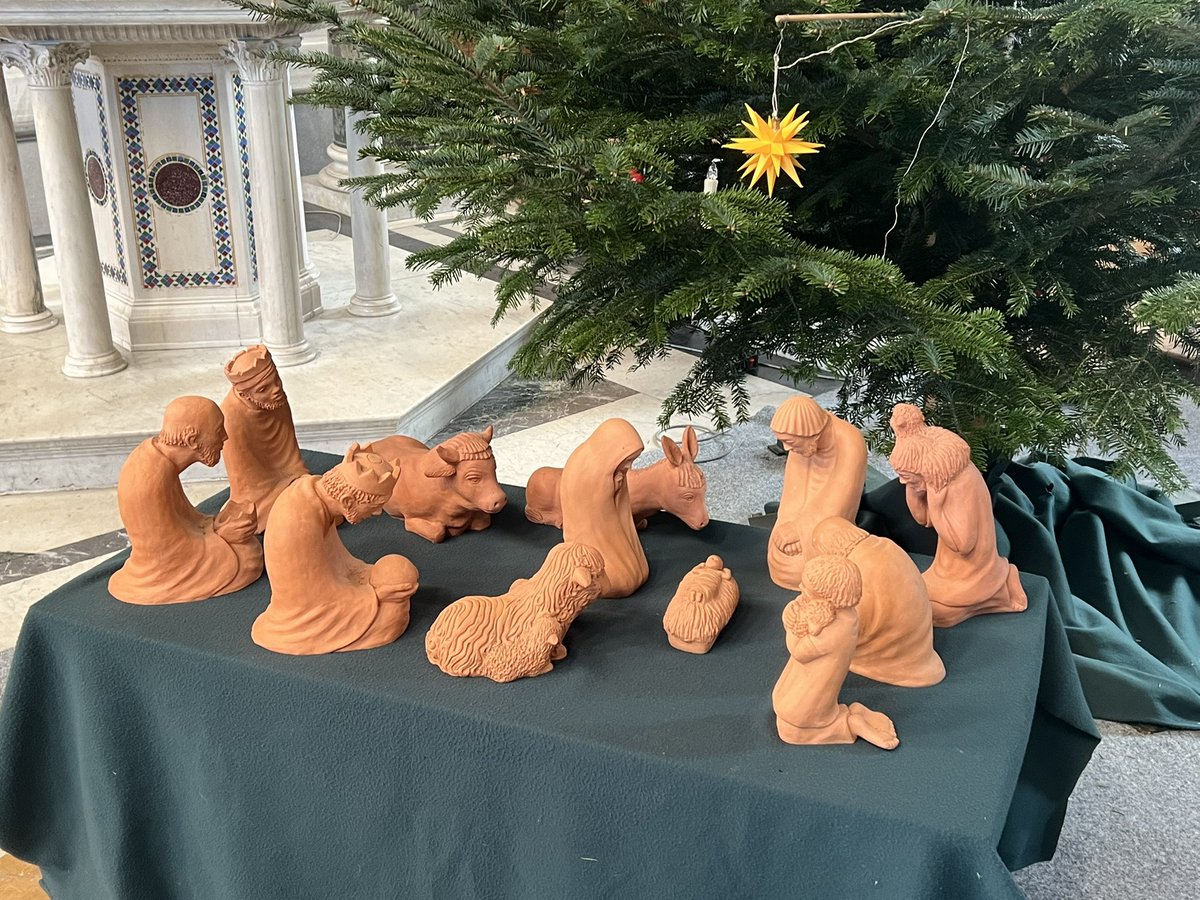 Aufmerksame Gemeinde in der schön geschmückten Friedenskirche beim Innenstadtgottesdienst der Kirchengemeinden Potsdam, mit Chor unter der Leitung von Kantor Pasewald und Liturgie von pastor loci Tobias Ziemann. Die Predigt findet sich hier: ekbo.de/fileadmin/_ekb…