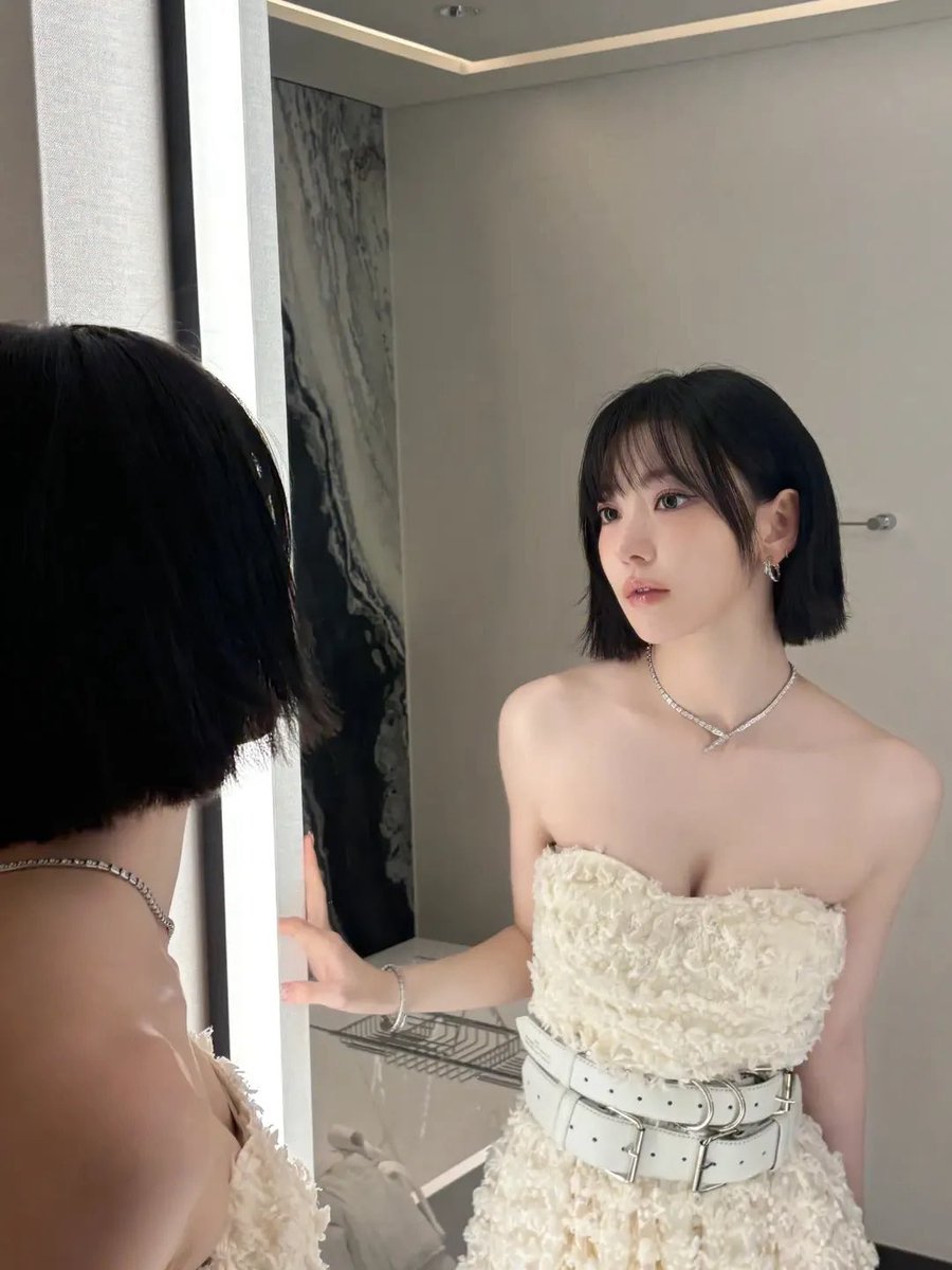 cinesaku's tweet photo. what a fine looking woman https://t.co/vfyzd1YKGY