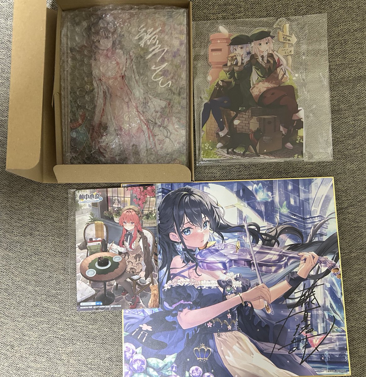 サイン本は手に入りませんでしたがサイン入りアクスタと複製サイン色紙