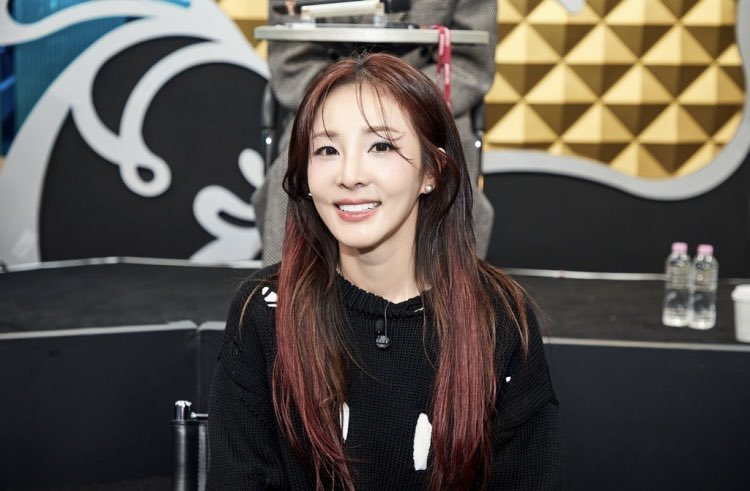 Official photo of judge DARA at this week's episode of MBC King of Masked Singer
naver.me/FRuN17B8

JUDGE DARA IS BACK ON KOMS! 

After her overseas schedules, our judge and panelist DARA is back for the last 2025 episode of KOMS.

#SandaraPark #산다라박
