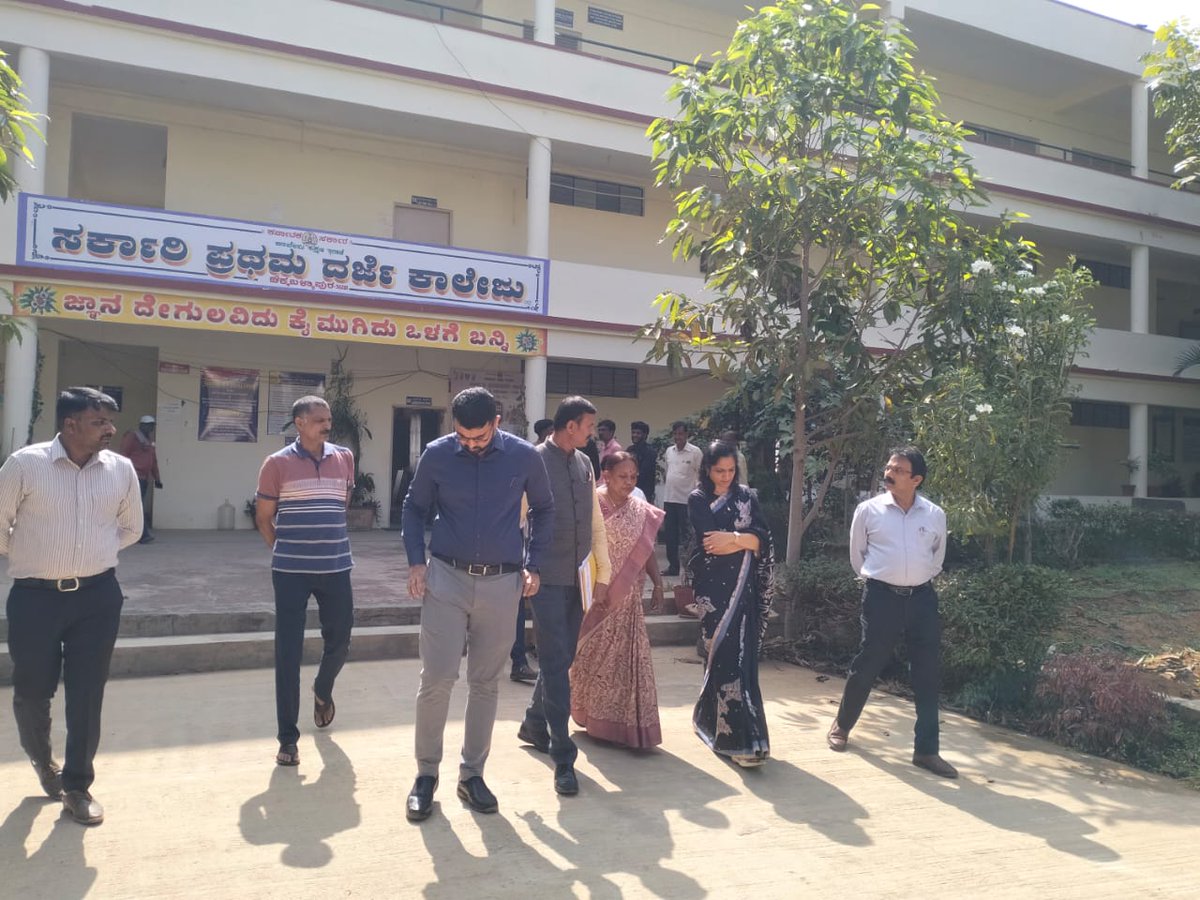 ಇಂದು ಶ್ರೀಮತಿ ಮಂಜುಳಾN,IASಮಾನ್ಯ ಆಡಳಿತಾಧಿಕಾರಿಗಳು ಚಿಕ್ಕಬಳ್ಳಾಪುರ ಜಿಲ್ಲೆ ರವರು ತಾಲ್ಲೂಕಿನ ಅಗಲಗೂರ್ಕಿ,ಮುದ್ದೇನಹಳ್ಳಿ ಗ್ರಾ.ಪಂ,ನಗರದ ಪ.ಪಂ ಬಾಲಕಿಯರ ವಸತಿ ನಿಲಯ,ಸ.ಪ್ರ.ದರ್ಜೆ ಕಾಲೇಜುಗಳಿಗೆ ಭೇಟಿ ನೀಡಿ ಪರಿಶೀಲನೆ ನಡೆಸಿದರು.ಈ ಸಂದರ್ಭದಲ್ಲಿ ಮಾನ್ಯDC,CEO,DS,ತಹಶಿಲ್ದಾರವರು ಕಾರ್ಯನಿರ್ವಾಹಕಾಧಿಕಾರಿಗಳು,ಪಿಡಿಓ ರವರಿದ್ದಿರು.