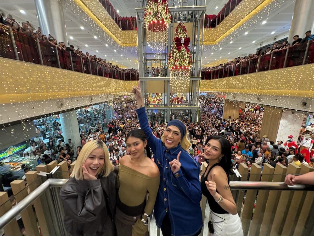 theideafirst_co's tweet image. Sing-GRAND ng pa-welcome niyoo ang pagmamahal namin sa inyo SM GRAND CENTRAL! 🥹

Day 2 pa lang, pero ZENKYEWWWW! 🫶🏻

#CallMeMother — NOW SHOWING in cinemas nationwide!