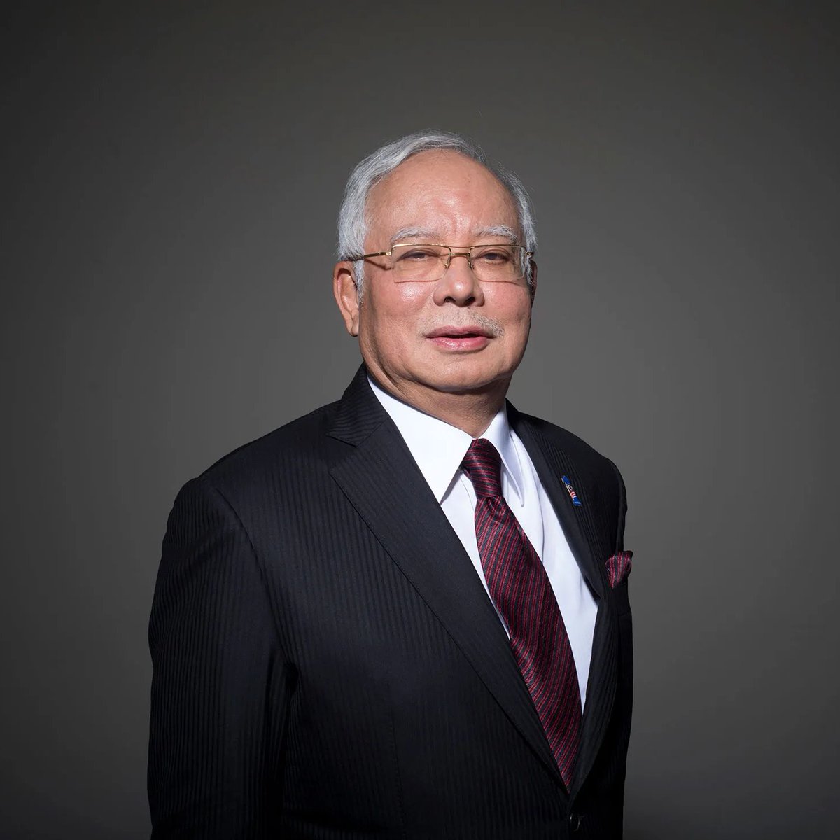 airnewsalerts's tweet image. Jailed former #Malaysian Prime Minister Najib Razak convicted by Kuala Lumpur High Court on the charges of abuse of power and money laundering in the multibillion-dollar 1 Malaysia Development Berhad scandal. 

According to investigators, at least 4.5 billion dollars were stolen