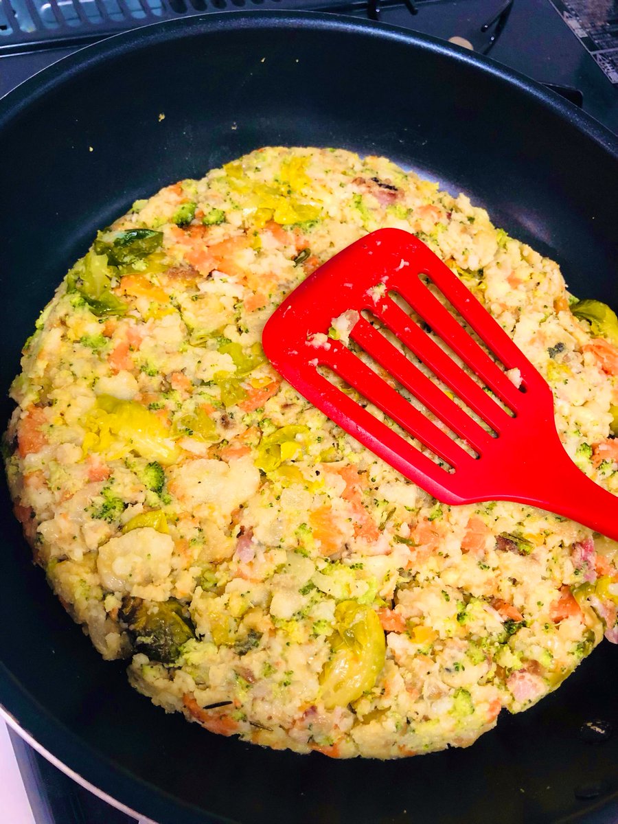 vickyroman_idol's tweet image. true culinary innovation happening right now!!!!

you’ve heard of bubble and squeak….
you’ve heard of okonomiyaki…..

but have you tasted BUBBLE AND SQUEAKNOYAKI😤
(yes that’s kewpie and okonomiyaki sauce on my bubble and squeak🤌)