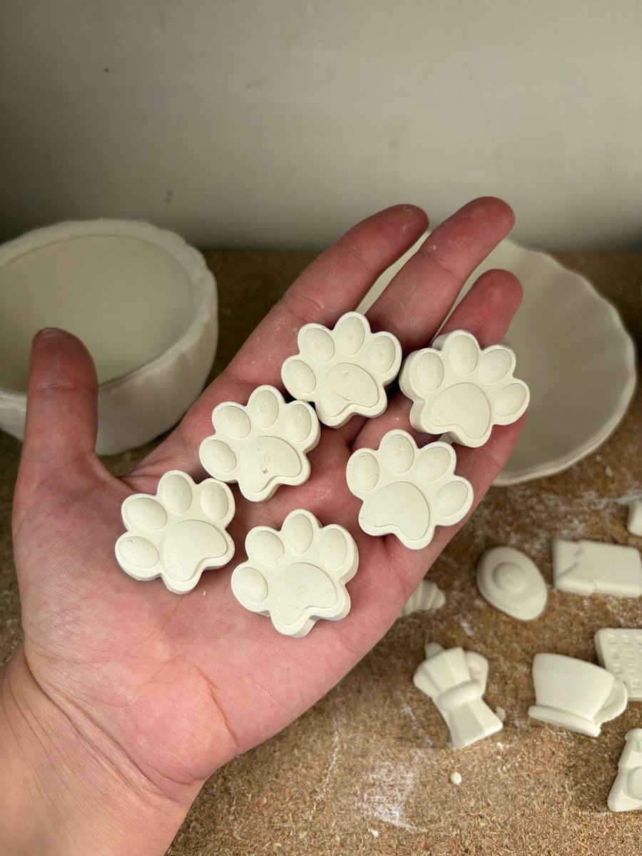 می‌دونستید ما می‌تونیم بر اساس رنگ پنجولکی‌های پت ناز نازی شما براتون مگنت درست کنیم؟
یا حتی این‌ها رو کف بشقاب، ماگ، کاسه، ظرف غذای پت و ... بذاریمشون؟