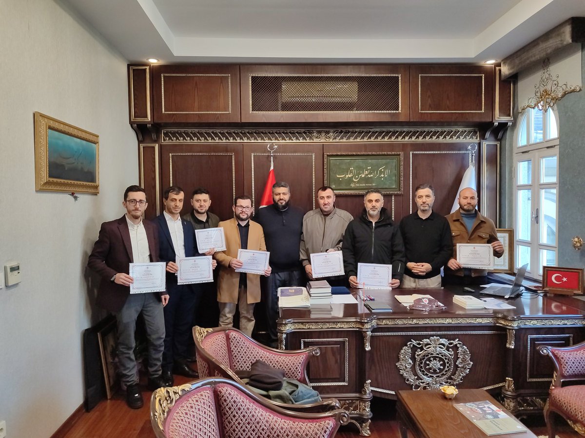 🔷Belge Takdimi
🔷Vaaz Becerilerini Geliştirme Hizmet İçi Eğitim Kursunu başarıyla tamamlayan din görevlilerimiz başarı belgelerini aldılar. Başarı belgelerini kurs hocaları Uzman Vaiz Mehmet Cafer Varol ve Vaiz Cüneyt Ayas takdim etti. 
📍Üsküdar