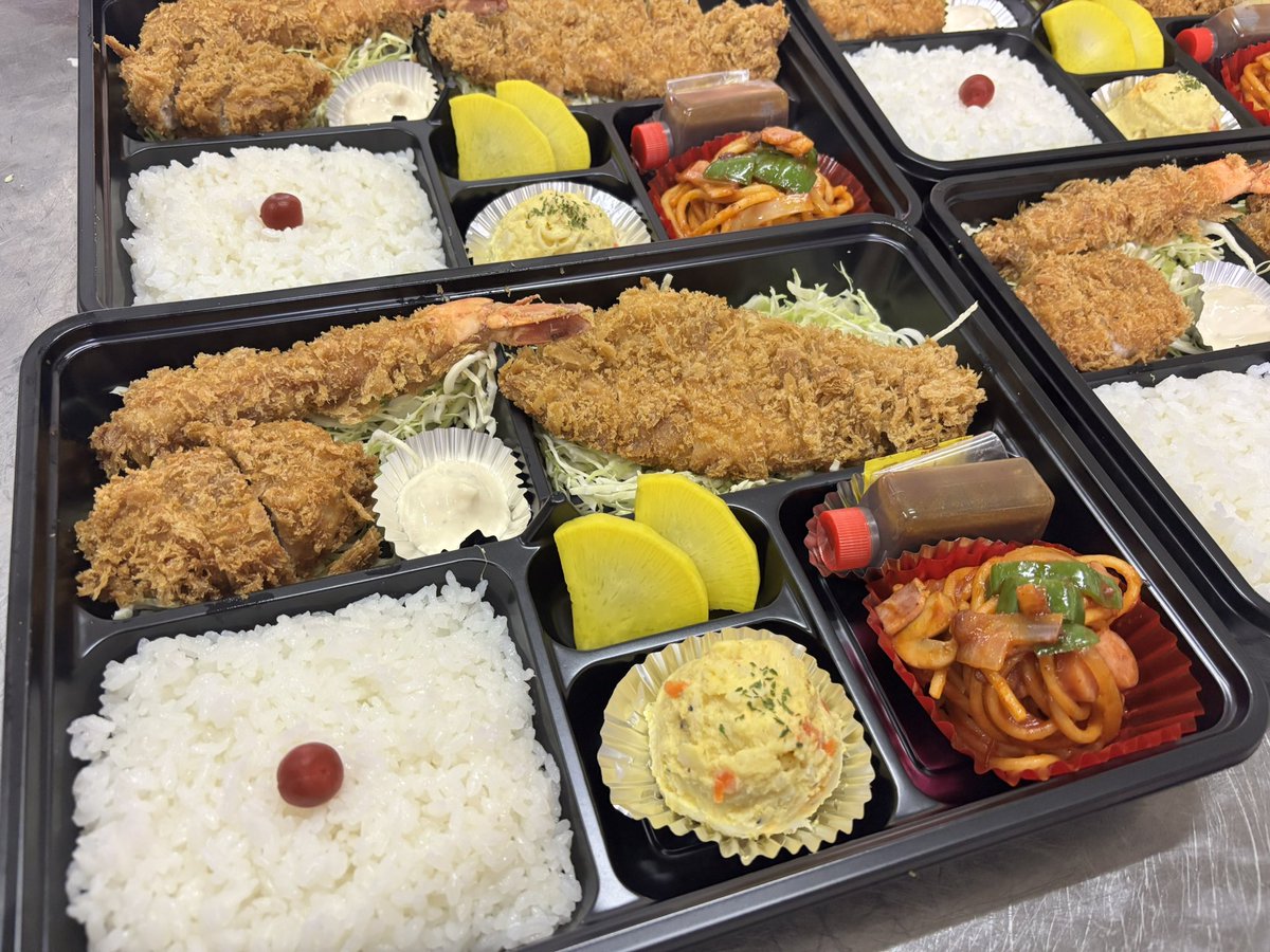 DOLCE_Katsutomi's tweet photo. はくばの豚のお弁当、今日は仕事納めの特別な日だったからか少し贅沢なお弁当をご注文いただきました！

スペシャル弁当は大ぶりのエビフライ、はくばの豚のロースカツ（100g）はくばの豚の特上ヒレカツ（50g）の盛り合わせ。スペシャル弁当です。
ヒマラヤ産の岩塩もおつけしています。

#DOLCEかつ富 https://t.co/WFnR1UkyFz