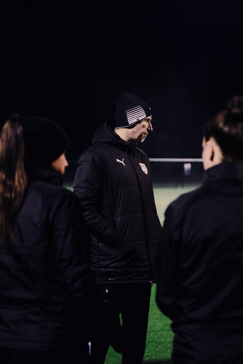 AmiensSC's tweet photo. 🔍 Bilan mi-saison | R1 Féminine

Invaincues et leaders à mi-parcours, nos Amiénoises signent une première partie de saison solide, portée par un collectif uni et une vraie régularité. Exigence, travail et état d’esprit : les bases sont posées pour la suite. 📰 https://t.co/RN2JVEhQS4