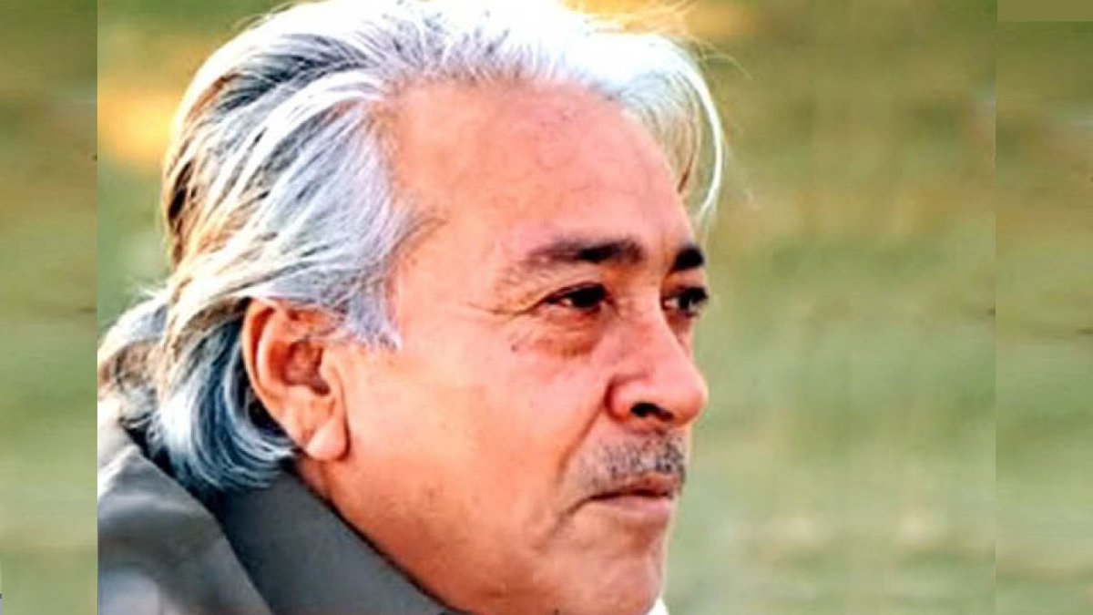 Balochhh7's tweet photo. شام الم ڈھلی تو چلی درد کی ہوا
راتوں کی پچھلا پہر ہے اور ہم ہیں دوستو

آنکھوں میں اڑ رہی ہے لٹی محفلوں کی دھول
عبرت سرائے دہر ہے اور ہم ہیں دوستو

یوم وفات 
منیر نیازی https://t.co/D3bozbAaRo
