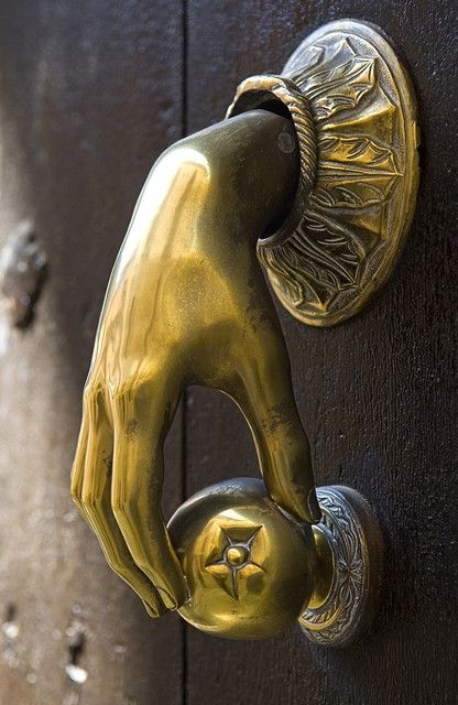HerodotusWave's tweet photo. This is a brass "Hand n' Apple" door knocker. https://t.co/jhRAtngkBO