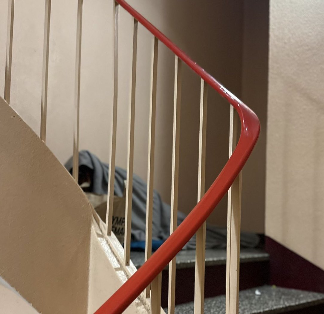 detressehabitat's tweet photo. Il fait froid et de nombreux SDF vivent dans nos escaliers car les portes s’ouvrent facilement . Aucun lieu ne peut leur être ouvert @Paris ? Ils n’ont accès à aucun sanitaire, font  leurs besoins sur place. @icfhabitat @SNCFimmobilier @Mairie17 @egregoire https://t.co/z97juWnsg1