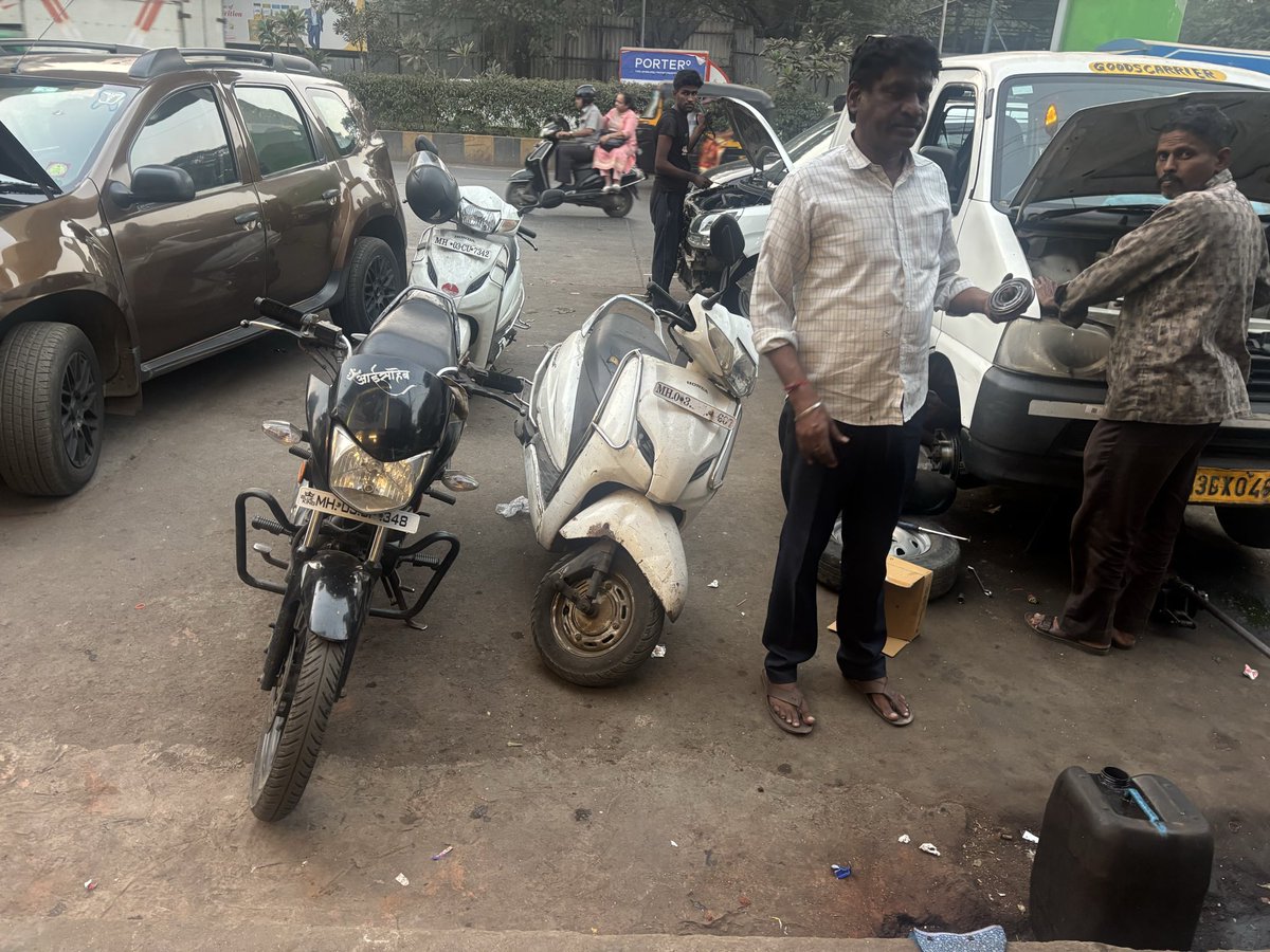 ParamU_official's tweet photo. Illegal car parked and garage work going on middle
Of road outside leo maratha bar and restaurant pestom sagar rd jo 4. Its creating huge traffic no action is been taken @MTPHereToHelp @MumbaiPolice @mybmc https://t.co/XvhrcdK4nS