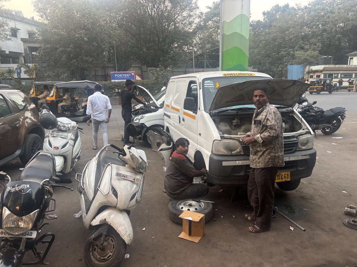 ParamU_official's tweet photo. Illegal car parked and garage work going on middle
Of road outside leo maratha bar and restaurant pestom sagar rd jo 4. Its creating huge traffic no action is been taken @MTPHereToHelp @MumbaiPolice @mybmc https://t.co/XvhrcdK4nS