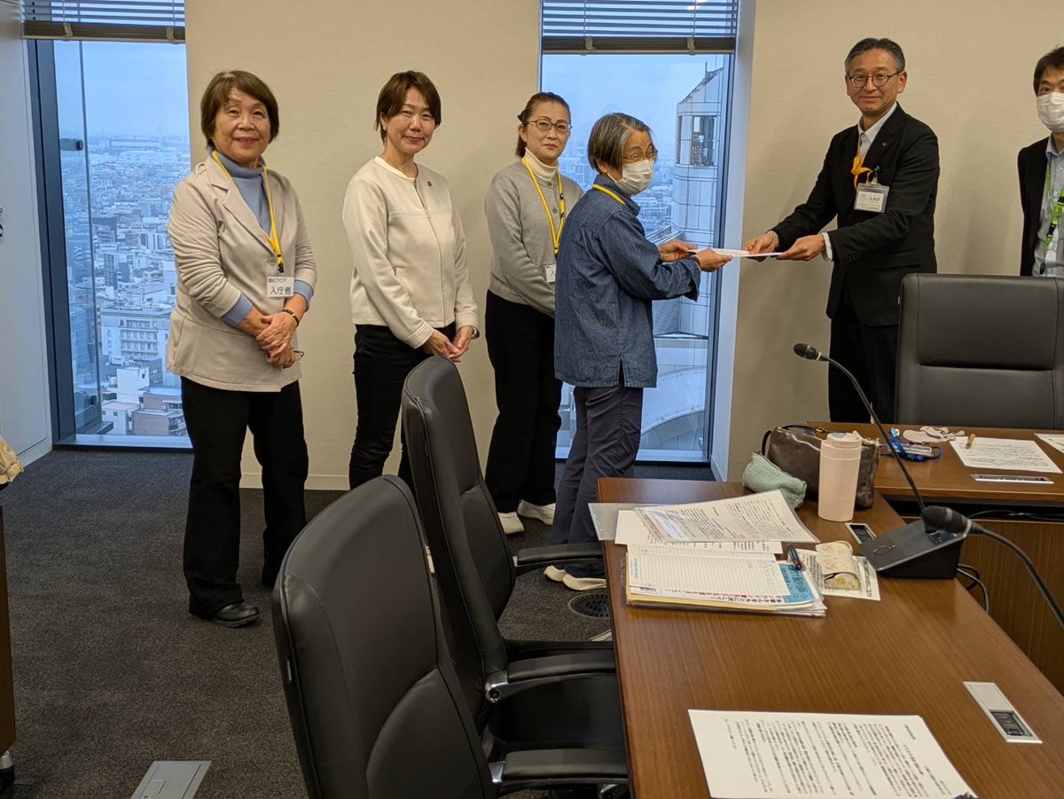 12/24#久地駅の会は川崎市と懇談。大きな前進が‼️

#臨時改札口設置に向けて市がJRと検討を始めたことがわかりました‼️住民運動がついに動かした‼️
署名活動初めて3年。この間JRと市に5回要請。

2年前から南側に臨時改札口設置を署名項目に追加し運動。

フェンスのセットバックも実施する朗報が‼️