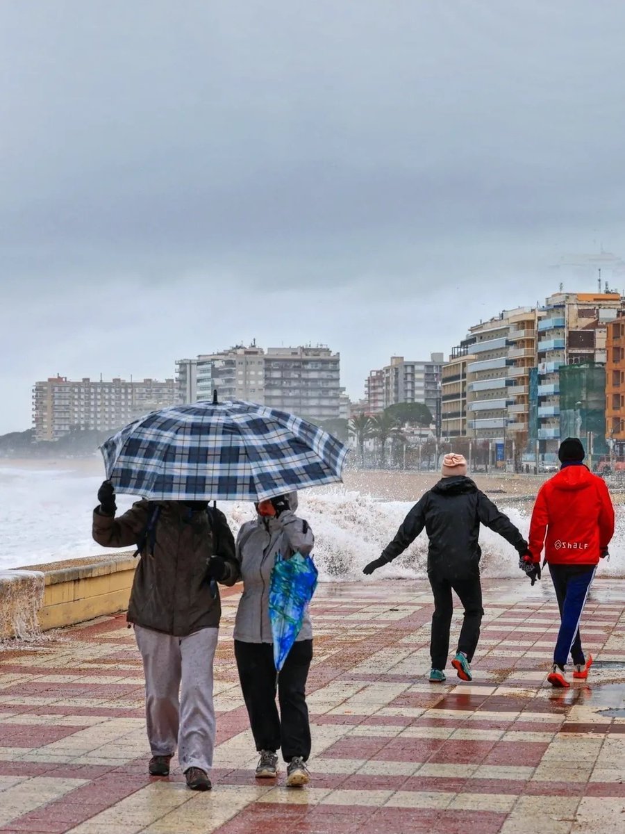 AitorRoger's tweet photo. 📷🌊 Imatges del temporal d'avui, Sant Esteve, a Blanes, i que per sort no té res a veure amb el de l'any 2008.

#Blanes #SempreEndavant #SantEsteve2025 #temporal #llevantada https://t.co/3ZsElEET2e