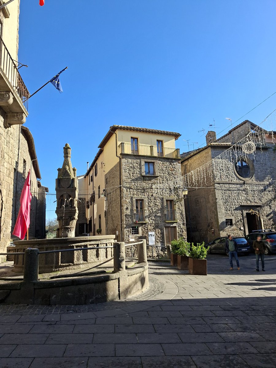 Zoss devās uz skaistu viduslaiku pilsētiņu uz klintīm- Vitorčiano. Blakus tai atrodas pasaulē vienīgā moai statuja, kas ir ārpus Lieldienu salas. Pa smuko!