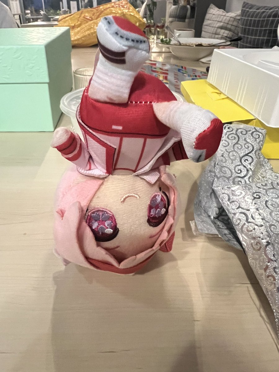 WhooieW's tweet image. The Haru Urara doll I got for Christmas can’t sit down

But she can however balance on her head insanely well