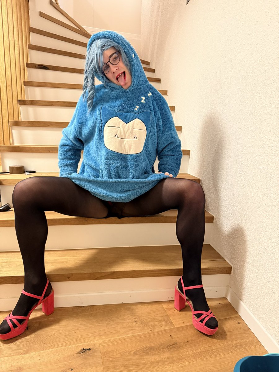 Sis_Anna96's tweet photo. Its Relaxo time! 🥳😎 Loveeee him - got a tattoo of him too, for the ones of you who spotted it 😘😜 An unusual christmas post, but yoloo 🎄😇

Wish u a great holiday time btw! 🥳🥰

Kiss Anna 😘

#sissy #crossdresser #cd #femboy #sissyboy https://t.co/Gg7uDDmjEZ