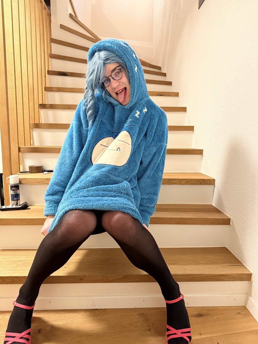 Sis_Anna96's tweet photo. Its Relaxo time! 🥳😎 Loveeee him - got a tattoo of him too, for the ones of you who spotted it 😘😜 An unusual christmas post, but yoloo 🎄😇

Wish u a great holiday time btw! 🥳🥰

Kiss Anna 😘

#sissy #crossdresser #cd #femboy #sissyboy https://t.co/Gg7uDDmjEZ