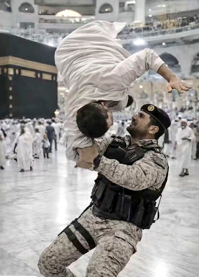 RaedAlghslan's tweet image. مهما قالوا ومهما قارنوا…

لا توجد دولة تُنافس المملكة 🇸🇦🇸🇦
 ولا أحد يُجاري لطف ووفاء رجال الأمن في الحرم المكي.

مشاهد تُكتب بماء الذهب 
وتُثبت أن الإنسانية في هذا الوطن ليست شعارًا بل سلوكًا.

تحية فخر واعتزاز للبطل
**#ريان_سعيد_العسيري** 🇸🇦🤍
#الحرم_المكي 
#السعودية