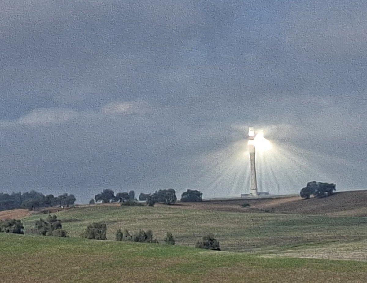 Rmmateos's tweet photo. El aspecto de Gemasolar, abriéndose paso entre las nubes, simula hoy un portal de acceso a otro mundo 🔋🪫 #energíatermosolar #FuentesdeAndalucía #Sevilla #Gemasolar #almacenamientodenergía #heliostatos #tecnología https://t.co/Jnd5LUc0JQ