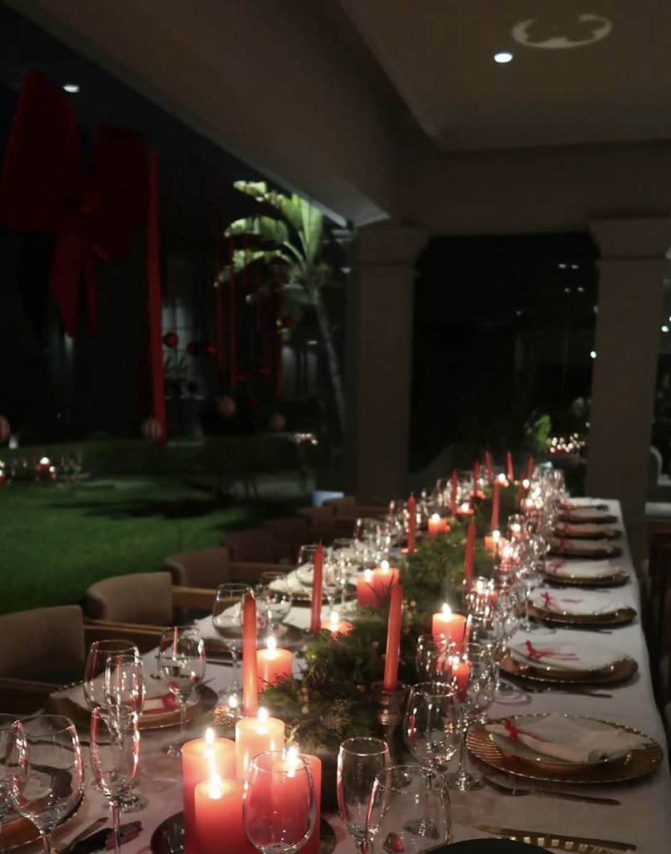 simonalov's tweet image. La mesa navideña de @MauroIcardi Sin su madre, sin su papá, sin sus hermanos y sin sus sobrinos! Solo con extraños! @SQP_oficial @elejercitodelam está tan solo q lo único q tiene es plata