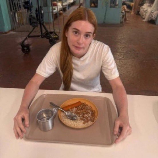 comadrecarnica's tweet image. eu acho tão engraçado quando escuto histórias de amigos designers/publicitários que trabalharam pra grandes marcas que a gente fica SONHANDO de trampar e a realidade é receber pouco e trampar mto como qualquer outro freela kkkkkkkkk na maioria das vezes o diferencial é só status